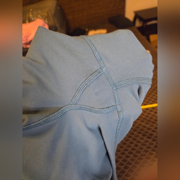 G313. Alo Interlaced Yoga Leggings In Blue/Green - Size M - Picture 9 of 9